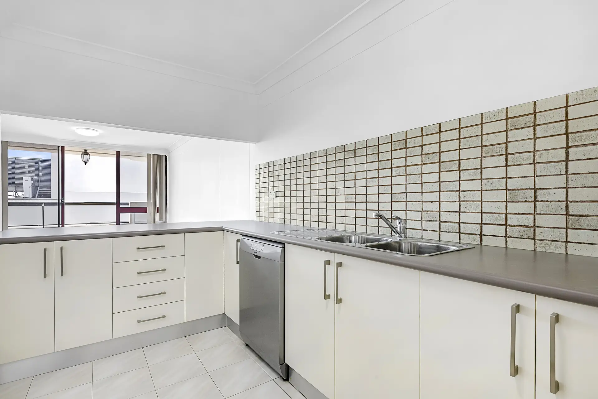 15/98 Alfred Street South, Milsons Point Sold by James Avenue - image 1